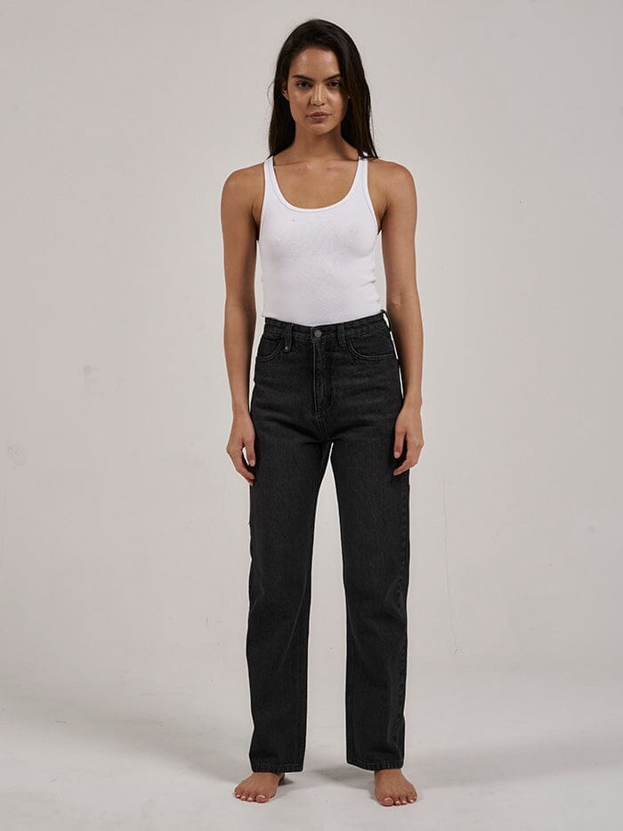 The Pulp Jean has a high rise with a cropped leg. This timeless cut and color will always save you on those days when you just don't know what to wear. Made with 100% Organic Cotton and design in Byron Bay, Australia.