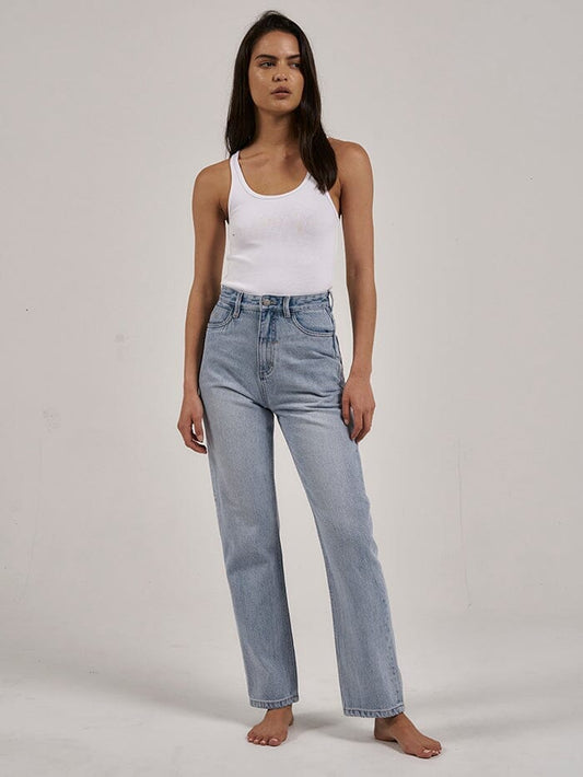 The Pulp Jean has a high rise with a cropped leg. This timeless cut and color will always save you on those days when you just don't know what to wear. Made with 100% Organic Cotton and design in Byron Bay, Australia.