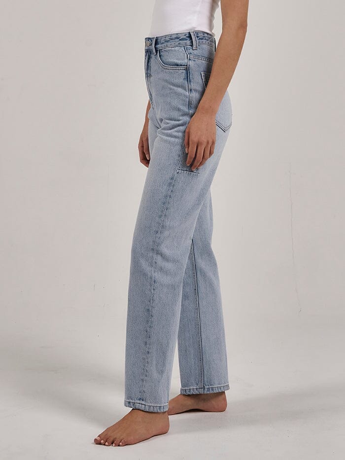 The Pulp Jean has a high rise with a cropped leg. This timeless cut and color will always save you on those days when you just don't know what to wear. Made with 100% Organic Cotton and design in Byron Bay, Australia.