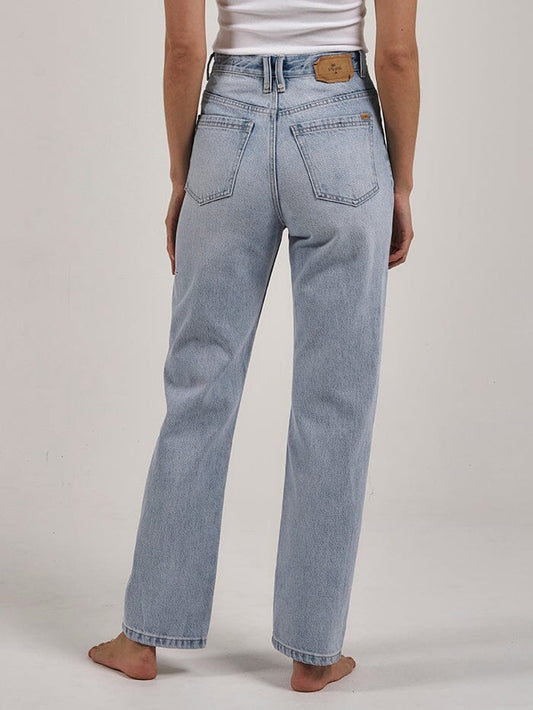 The Pulp Jean has a high rise with a cropped leg. This timeless cut and color will always save you on those days when you just don't know what to wear. Made with 100% Organic Cotton and design in Byron Bay, Australia.