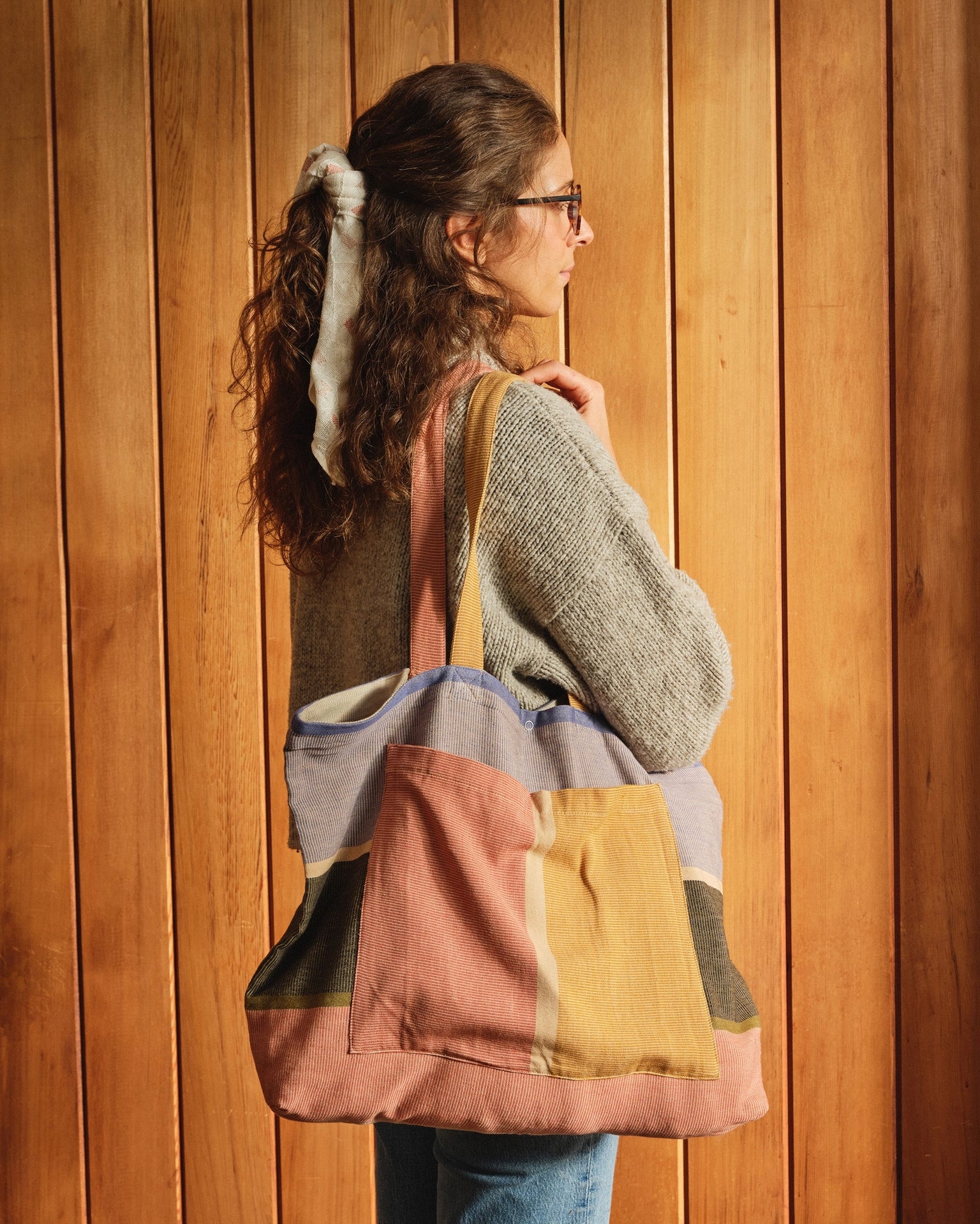The Valley Bag brings forward the ease and function of a weekender bag. Take it on your next day trip, farmer's market run or as your everyday-bag. Handwoven with 100% natural color fibers by master artisans in San Antonio Palopó, Guatemala.