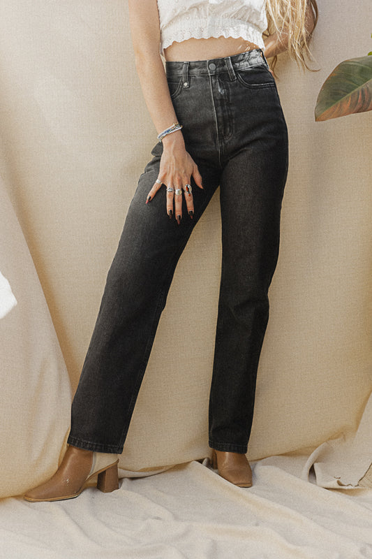 The Pulp Jean has a high rise with a cropped leg. This timeless cut and color will always save you on those days when you just don't know what to wear. Made with 100% Organic Cotton and design in Byron Bay, Australia.