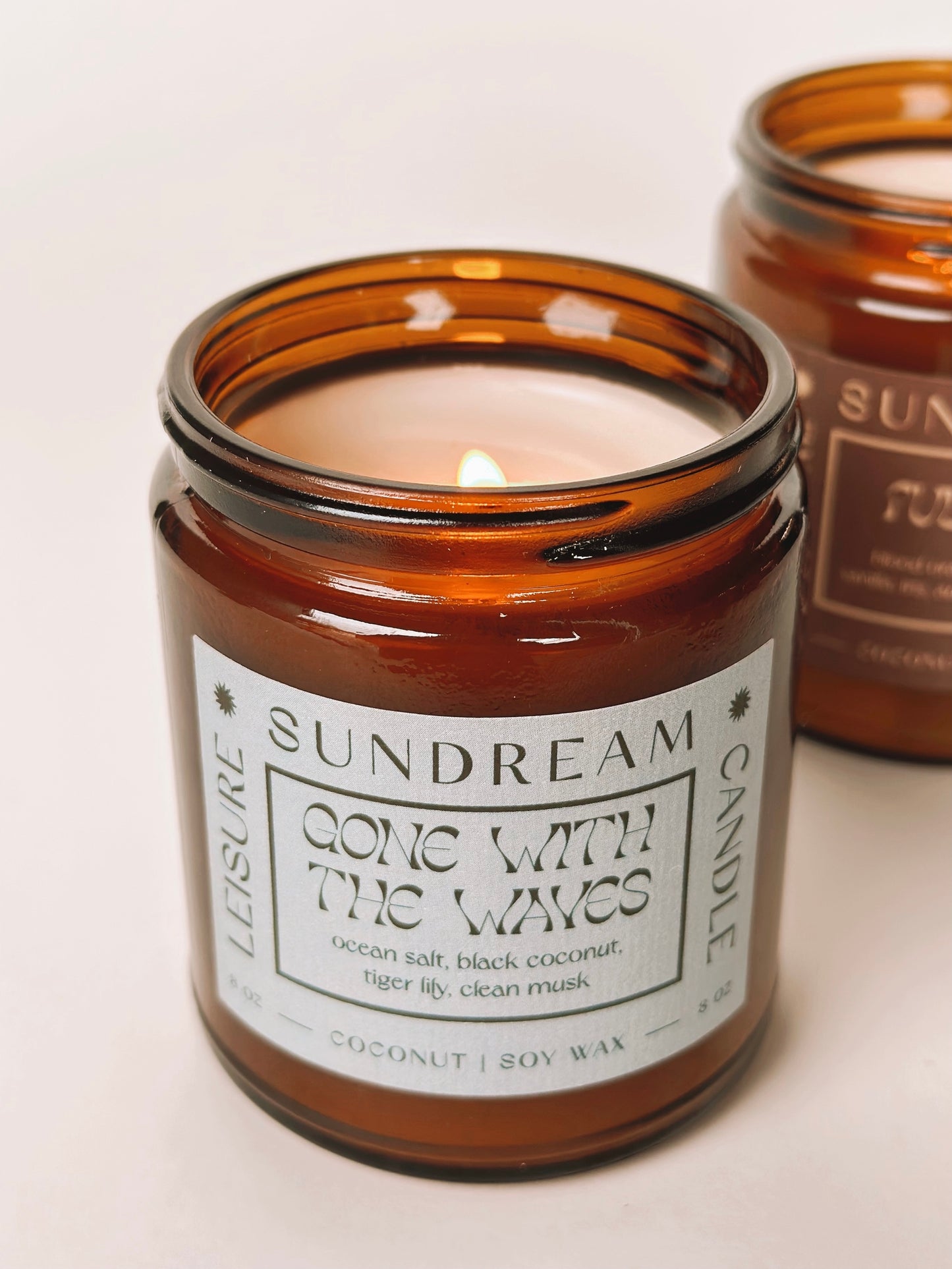 Hand poured Gone with the Waves candle by Sundream. With notes of ocean salt, black coconut, tiger lily, clean musk this balanced blend was created to inspire moments of relaxation & inspiration.