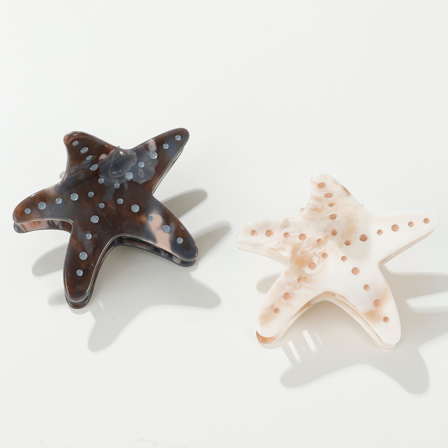 These starfish claw clips feature hand-painted details with a warm, earthy marbled texture. Made with eco-friendly material that is both durable and comfortable.
