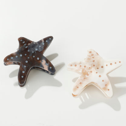 These starfish claw clips feature hand-painted details with a warm, earthy marbled texture. Made with eco-friendly material that is both durable and comfortable.