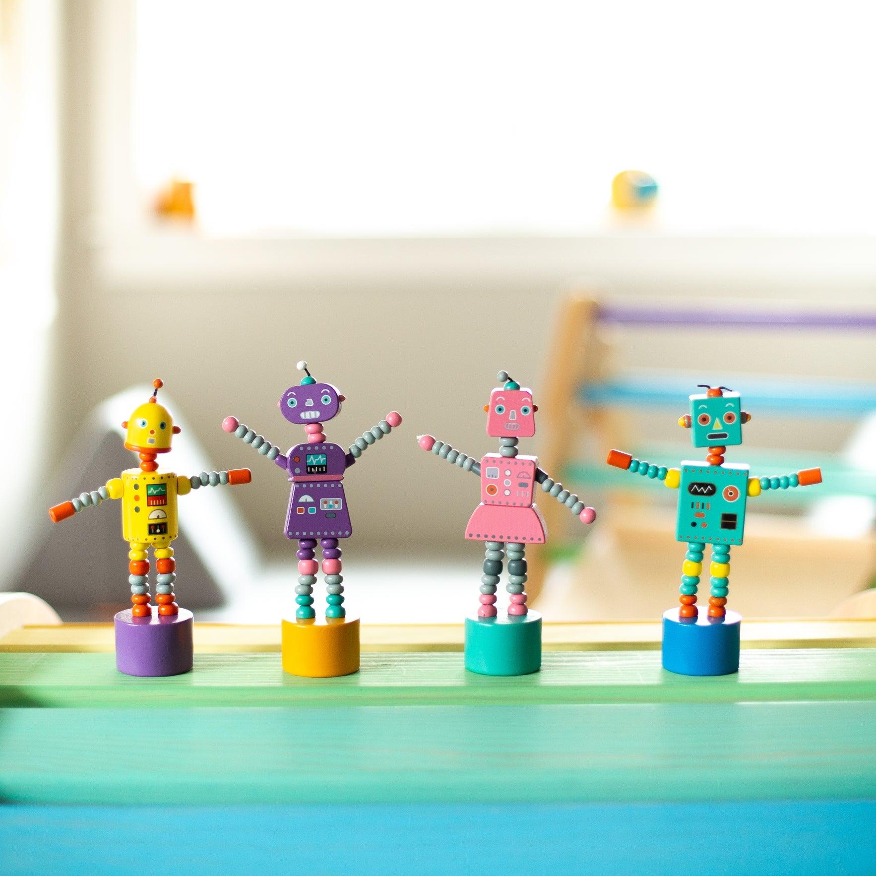 Take me to your leader! Classic retro robot push puppets are full of fun. Push the bottom button and watch them collapse - then let go and they pop back up - ready for more action!