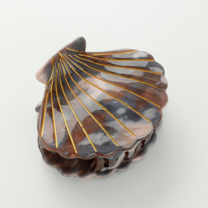These seashell claw clips feature hand-painted details with a warm, earthy marbled texture. Made with eco-friendly material that is both durable and comfortable.