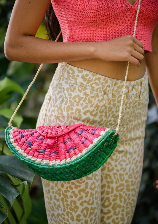 It doesn't get any cuter than this! Woven palm crossbody bag in the shape of a watermelon.

Ethically made in Mexico. Luz Collection