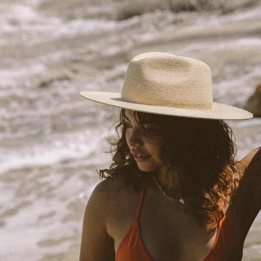The San Miguel is the same classic crown shape as the Baja Norte and is made with the same high quality palm material but the woven ribbons are sewn together in a much more fine manner. 100% palm.