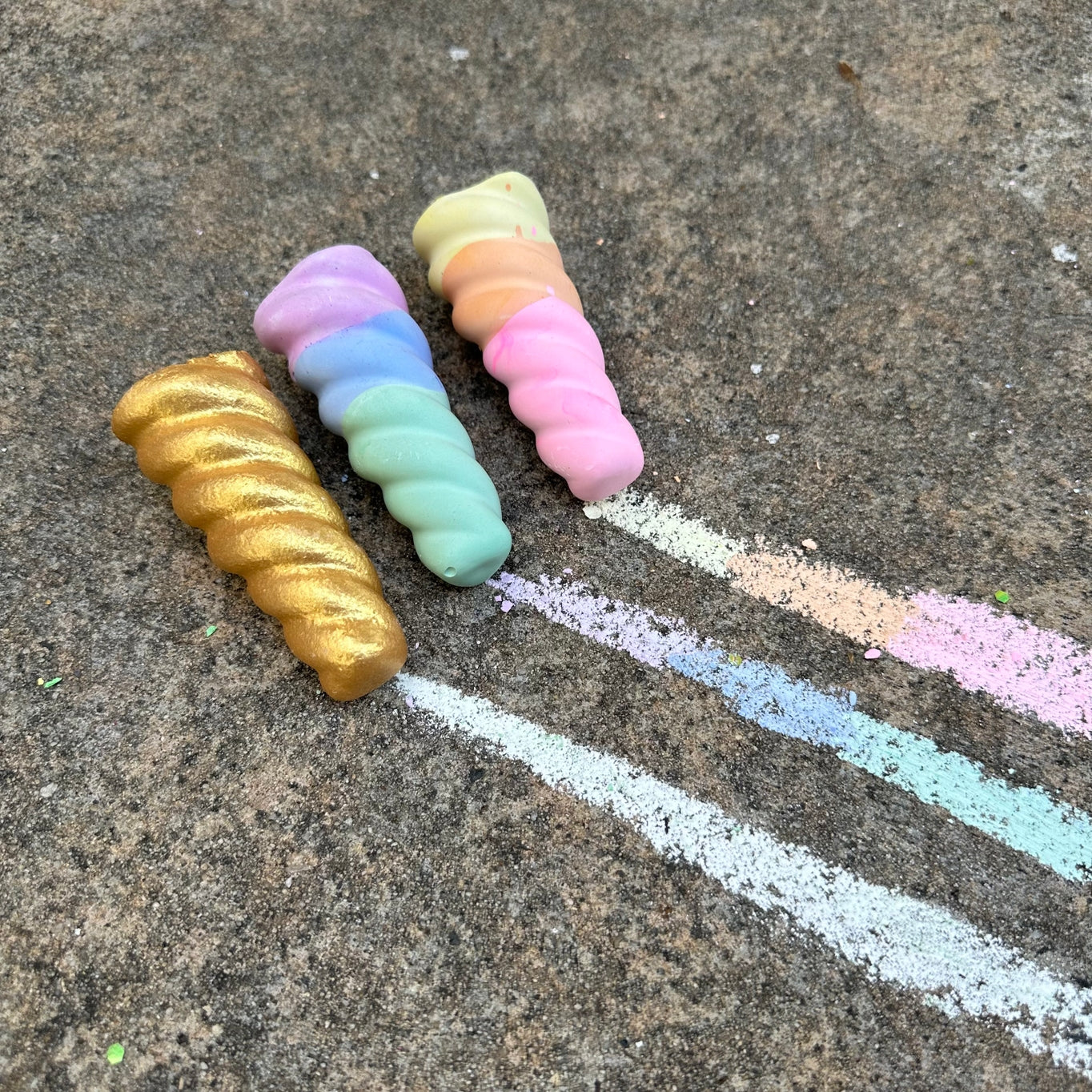 A magical world of color and creativity awaits with these rainbow unicorn horns sidewalk chalks! Eco-friendly, non-toxic, washable.