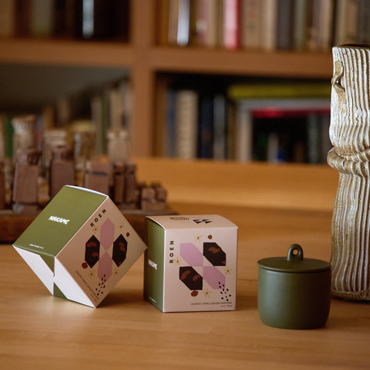 Scents of 
whisked matcha, shiso, flowering yoshino, yuzu lime, chilled sake

Roen candles are hand poured in their Southern California studio using a coconut + soy wax blend for a natural, clean burn.
