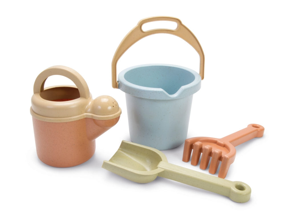 This small but fine sand set in muted and natural shades is a must-have for playing in the sandbox or on the beach. The bio sandset is made in denmark from organic bioplastic, an award winning, sustainable raw material consisting of 90% sugar cane.
