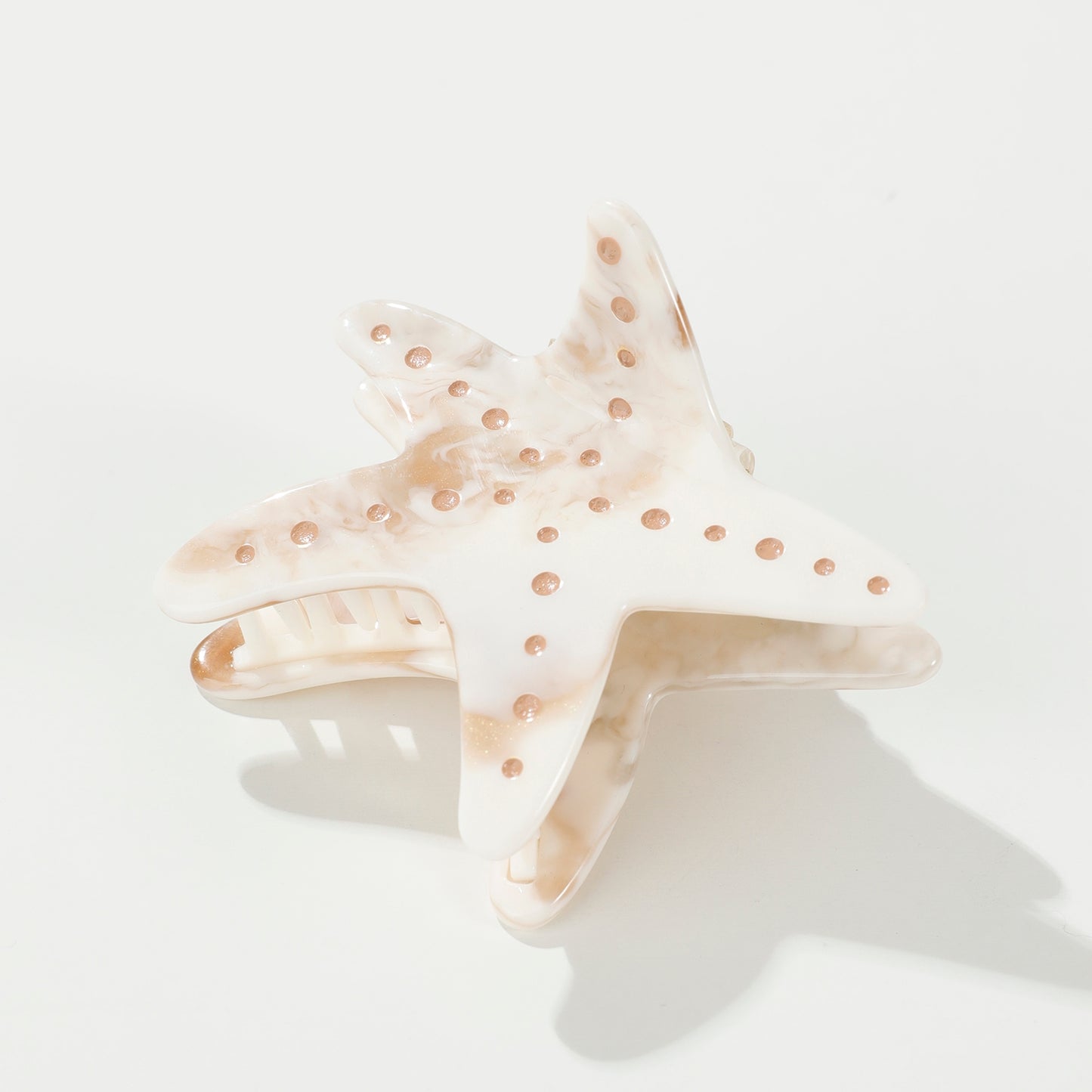 These starfish claw clips feature hand-painted details with a warm, earthy marbled texture. Made with eco-friendly material that is both durable and comfortable.