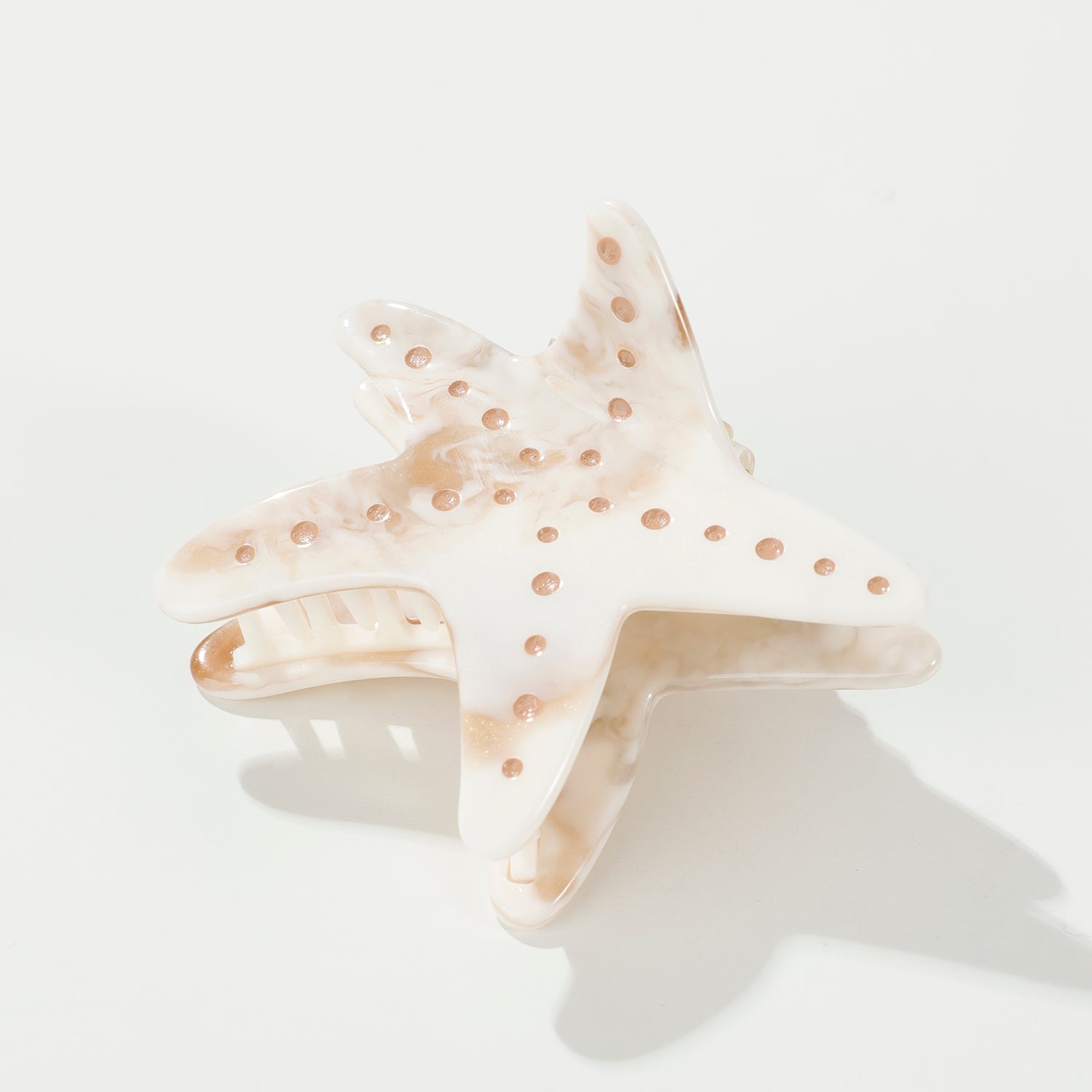 These starfish claw clips feature hand-painted details with a warm, earthy marbled texture. Made with eco-friendly material that is both durable and comfortable.