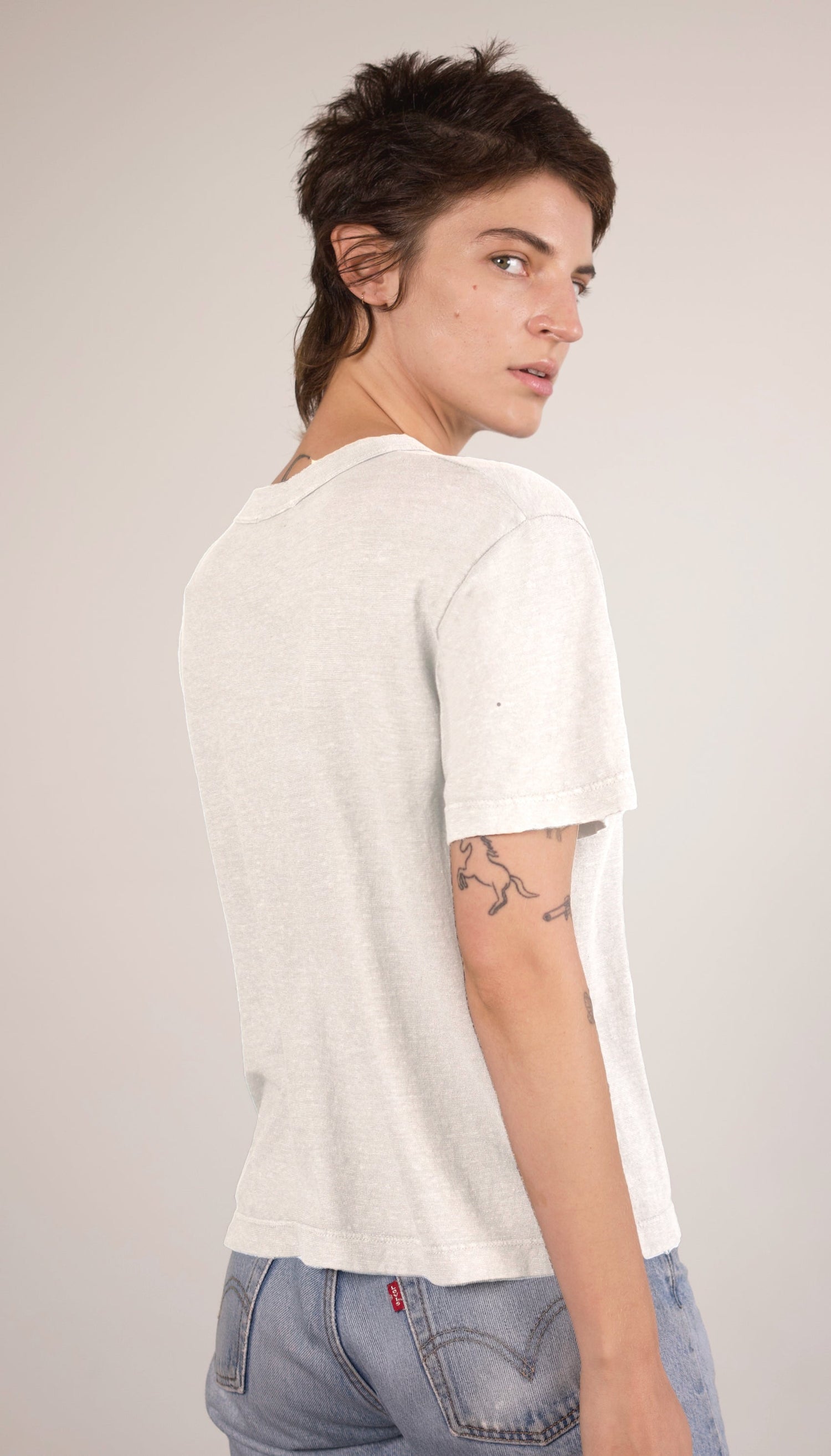 "The Mod Tee" - the perfect staple tee with a luxurious drape. Its loose, boxy fit and vintage bound neck add a cool factor. Striking the perfect balance between a relaxed, boxy silhouette and a flattering length complements any body shape.Made with 55% Hemp/ 45% Organic Cotton Jersey.