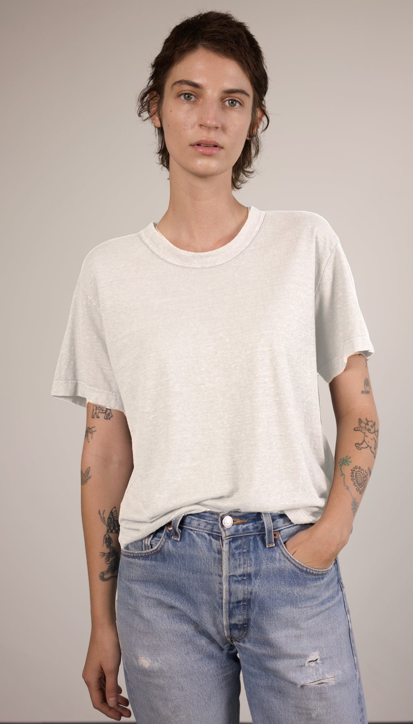 "The Mod Tee" - the perfect staple tee with a luxurious drape. Its loose, boxy fit and vintage bound neck add a cool factor. Striking the perfect balance between a relaxed, boxy silhouette and a flattering length complements any body shape.Made with 55% Hemp/ 45% Organic Cotton Jersey.