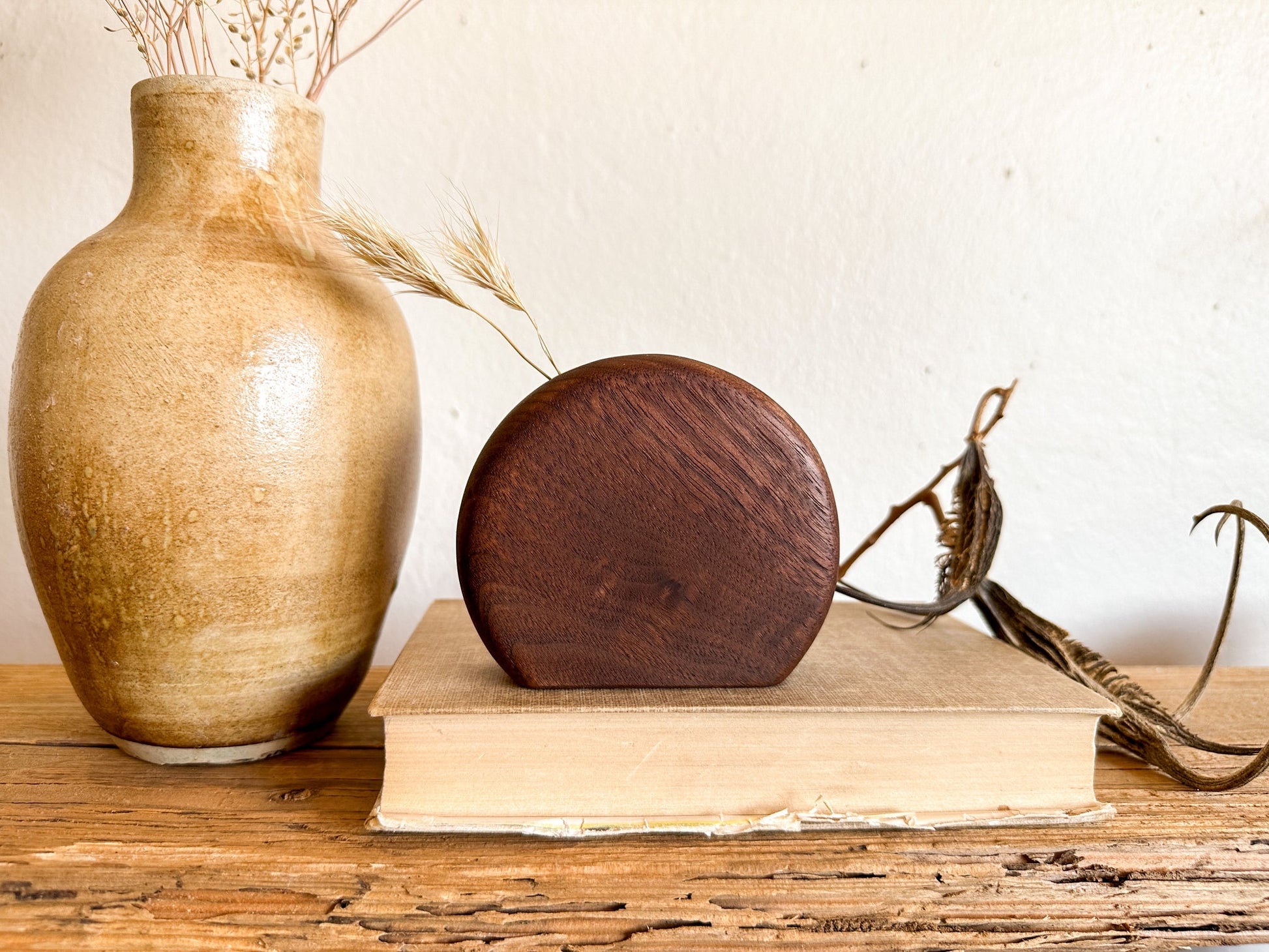 Hand formed and designed with a minimal silhouette to feature the gorgeous natural grain. They are the perfect size to layer on your bookshelf or place on your nightstand. Though it can only hold dried floral, that does not mean it has to lack color. 