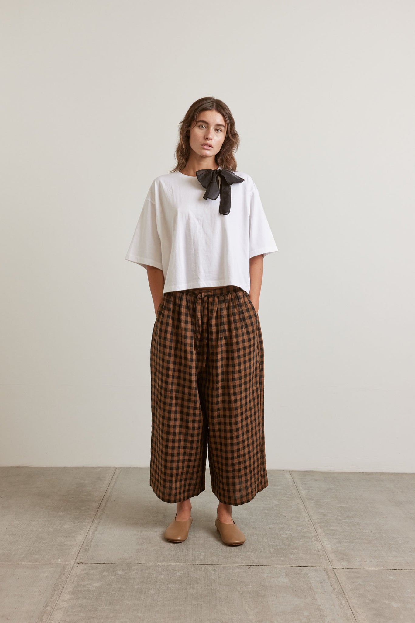 amente cropped linen plaid pant / A fashionable and breezy choice. These pants feature a cropped length and a classic plaid pattern, offering both style and comfort. They are perfect for a chic and relaxed look. 100% Linen