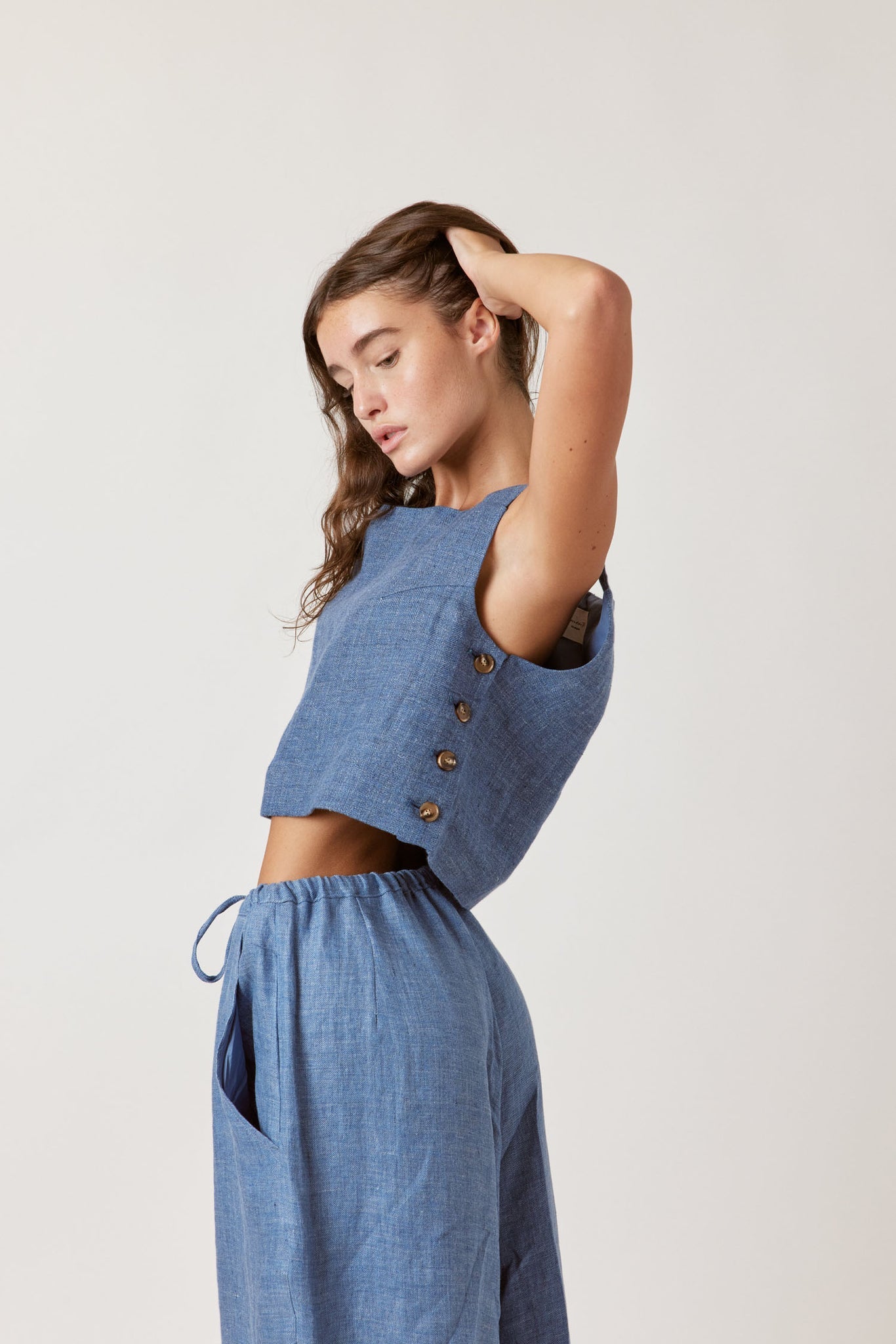 amente / This crop top is crafted from high-quality linen, offering a soft and breathable feel, perfect for warmer days. Designed with a boxed silhouette, it exudes a contemporary and relaxed vibe, making it a chic choice for casual outings or beach days.