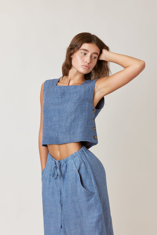 amente / This crop top is crafted from high-quality linen, offering a soft and breathable feel, perfect for warmer days. Designed with a boxed silhouette, it exudes a contemporary and relaxed vibe, making it a chic choice for casual outings or beach days.