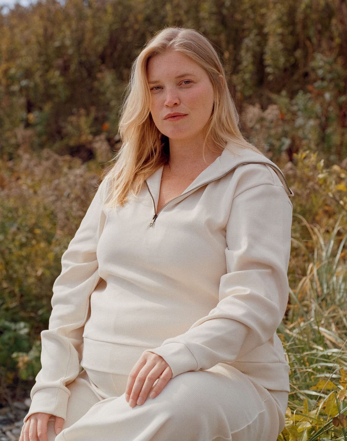 This slightly cropped half zip pullover will be the perfect addition to your fall/winter staples. Featuring pockets, a chunky zipper, and an oversized retro-inspired collar. Made with 100% GOTS certified Organic Cotton.