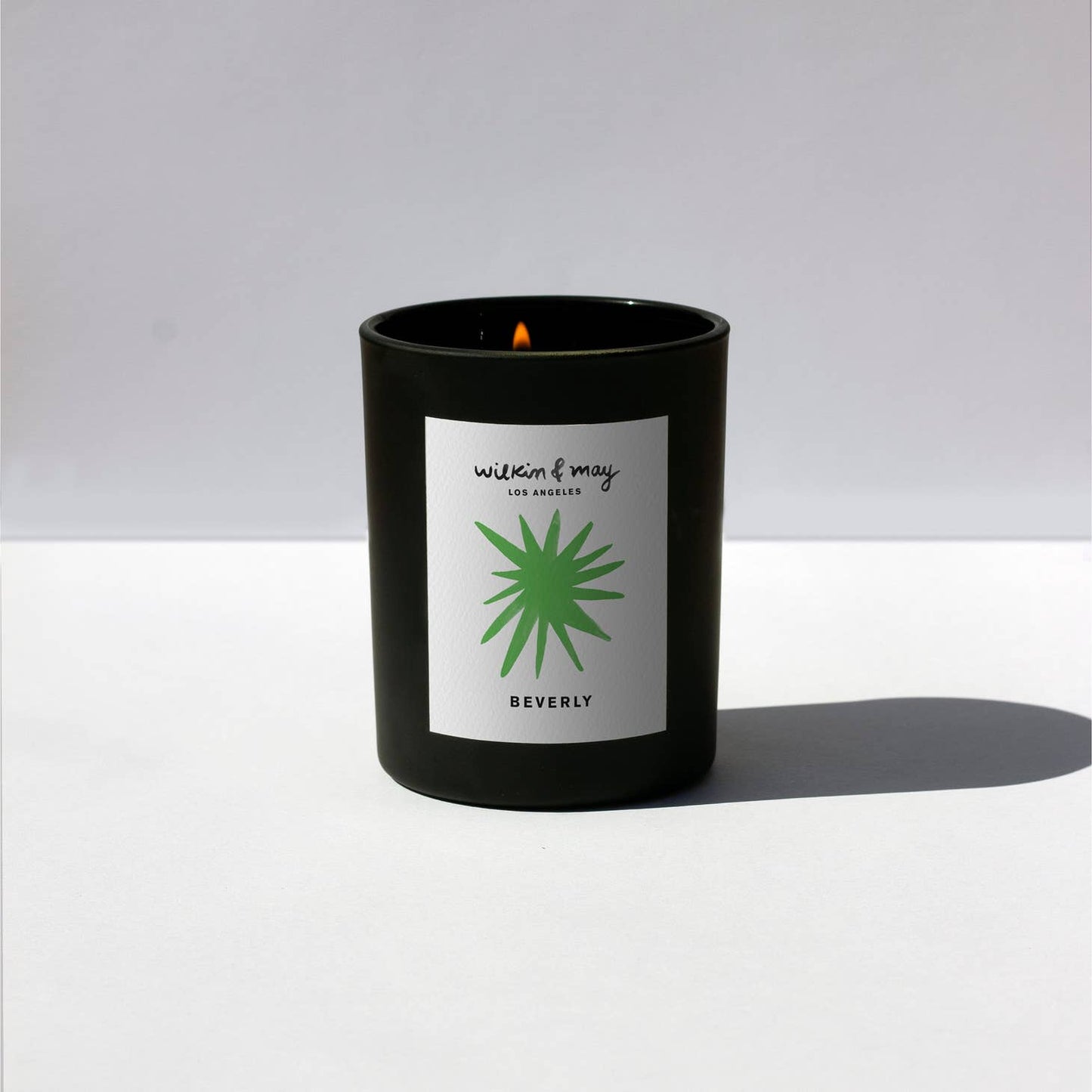 An organic coconut wax blend with notes of spicy mint, coriander, pepper, cardamom, & jasmine. Essential oil & fragrance blend with a lead free wick.