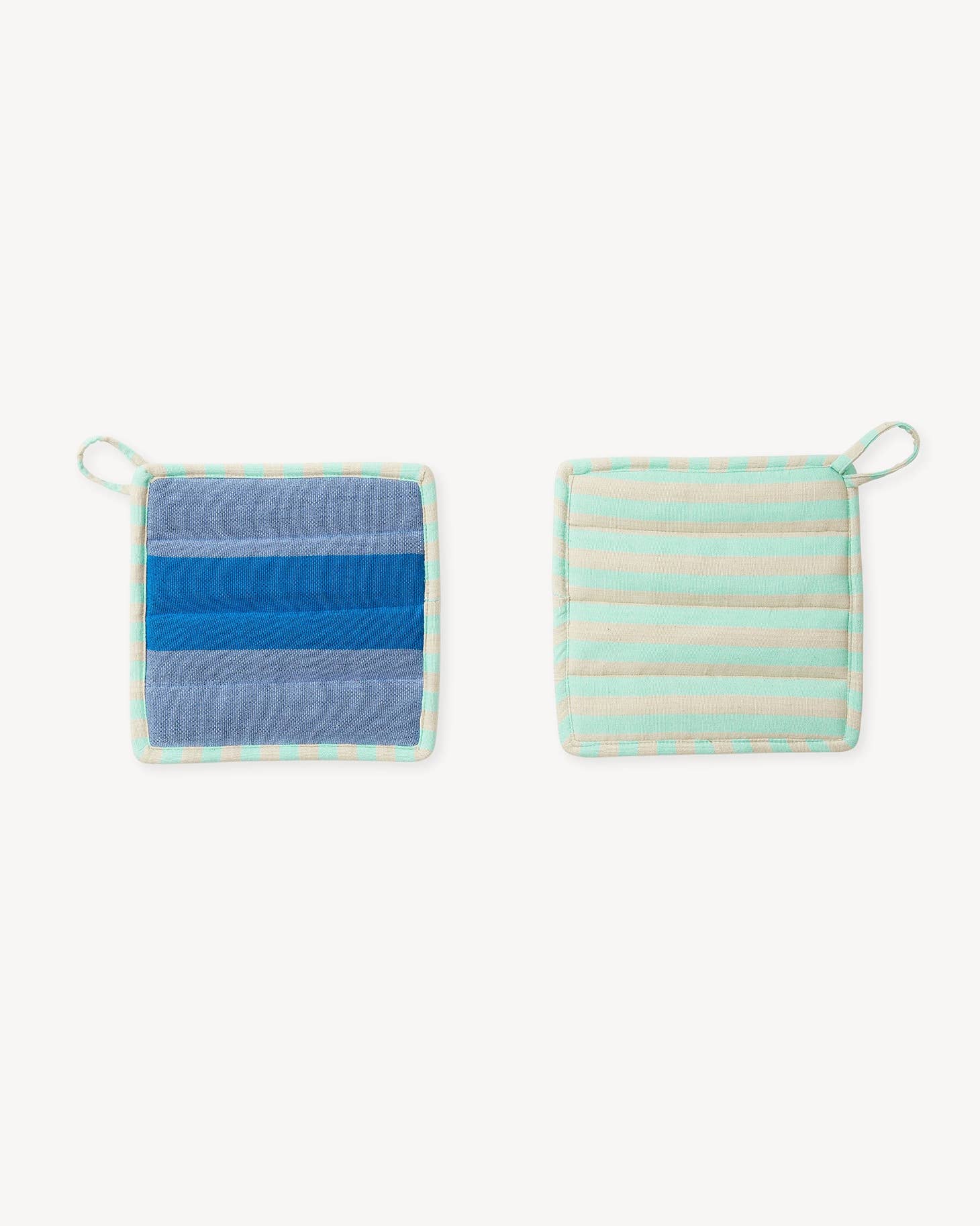 Protect your hands with a hint of style. Designed to be durable & easily incorporated into any home aesthetic: equally attractive in use or hanging in your kitchen by the attached loop. Handwoven by a family run co-op in Chiapas, Mexico. sol potholder