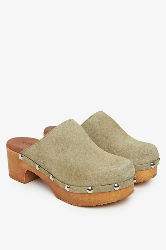 A wooden platform clog made with cruelty free leather. OEKO-TEX certified. Ethically made in Spain. 