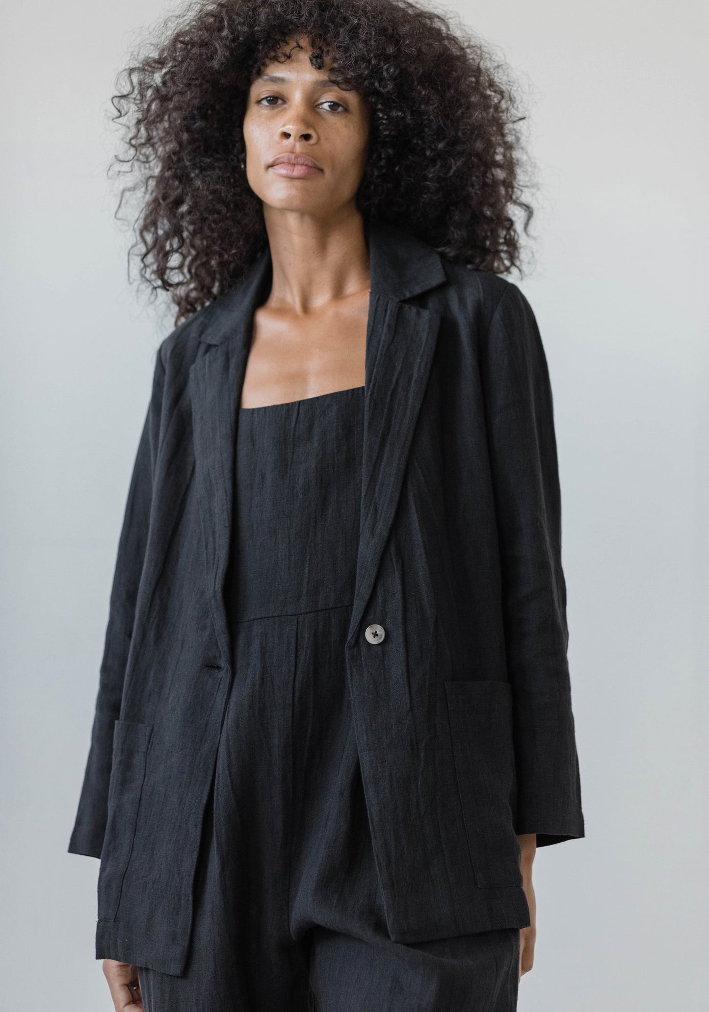 The First Rite Everyday Blazer is the perfect -throw over anything- layer to pull a look together with a touch of sophistication. Styled with two front pockets and closes with a single corozo button.