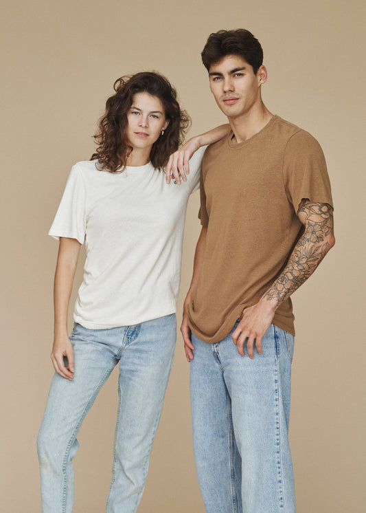Season-less midweight hemp and organic cotton blend tee shirt. Made in the USA with quality, globally-sourced materials. Texture is brought out more with every wash so no shirt is exactly alike. Jungmaven tees form to the way you live and move in them. They get better with age.
