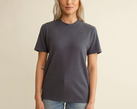 Season-less midweight hemp and organic cotton blend tee shirt. Made in the USA with quality, globally-sourced materials. Texture is brought out more with every wash so no shirt is exactly alike. Jungmaven tees form to the way you live and move in them. They get better with age.