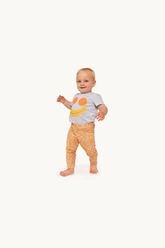 Sweet little flower pants for your little forever flower. Paraíso Tiny flowers in full bloom. These flowery leggings are made from soft pima cotton and elastane jersey for the comfiest fit and come with a comfy elastic waistband.