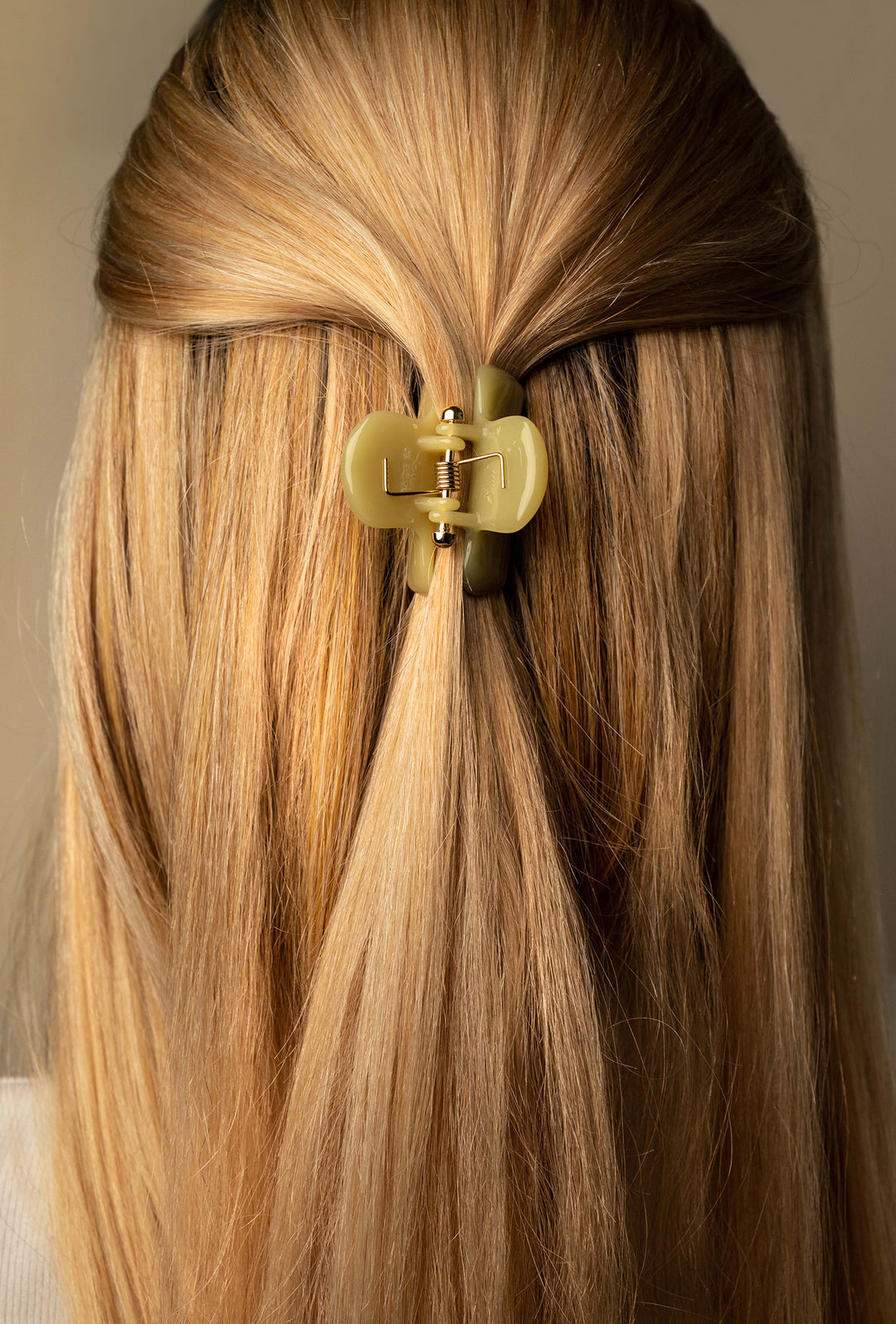 The Claw Clip is back and quintessential for all carefree hair days. Handmade in Italy and crafted from the highest quality resin. 100% Recyclable. 2" claw clip from Undo Hairware sold at Thread Spun.