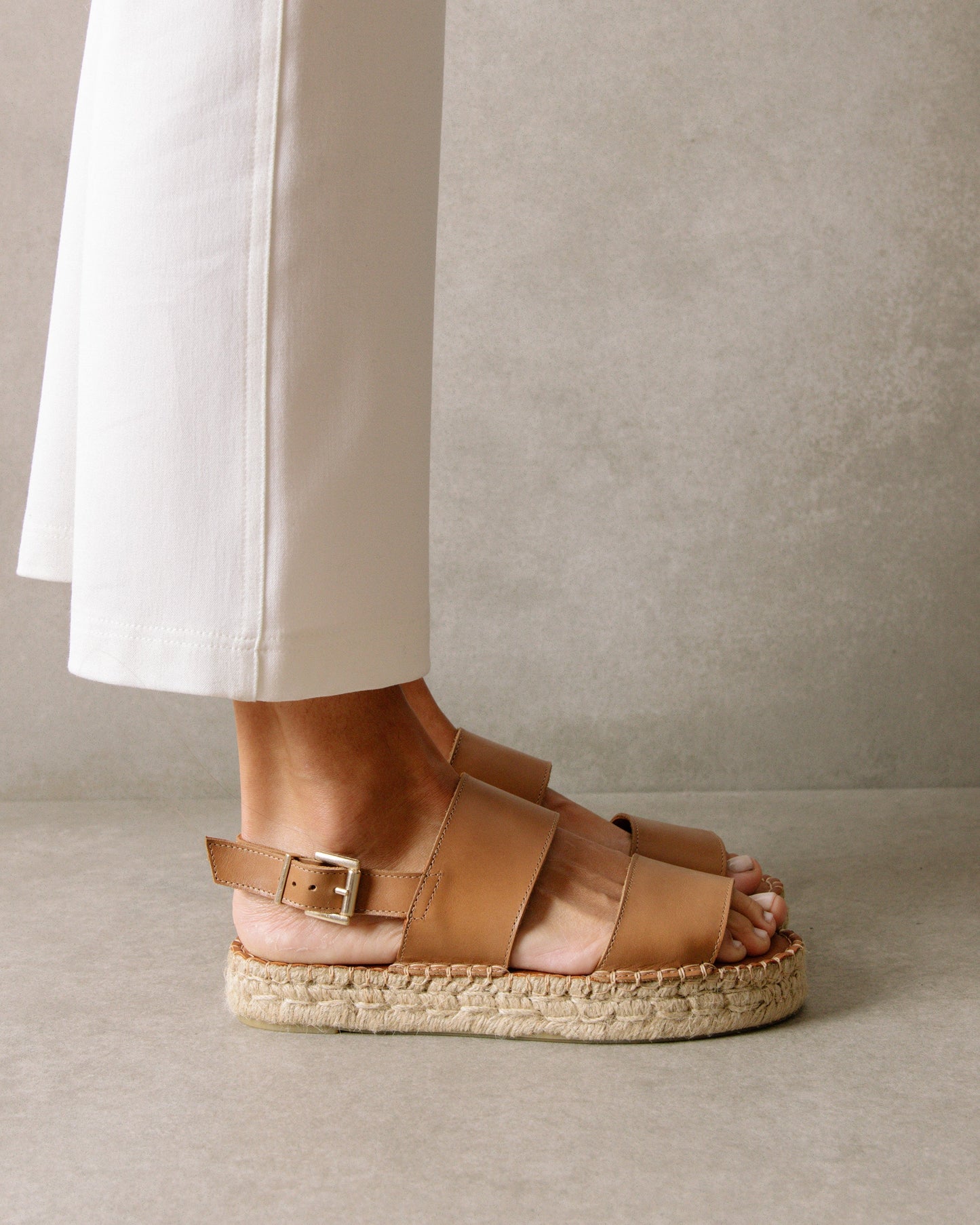 These double strap platform sandals boast two straight, wide straps with an ankle strap with buckle to adjust your desired fit. They also have an open toe so you can let your feet breathe in the summer heat. Sustainably made in Spain.