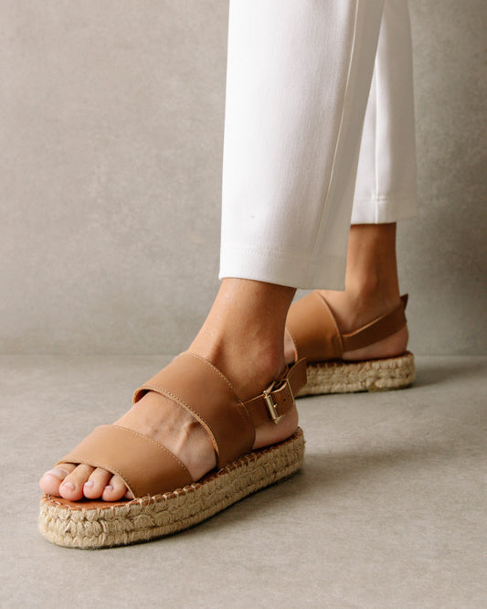 These double strap platform sandals boast two straight, wide straps with an ankle strap with buckle to adjust your desired fit. They also have an open toe so you can let your feet breathe in the summer heat. Sustainably made in Spain.