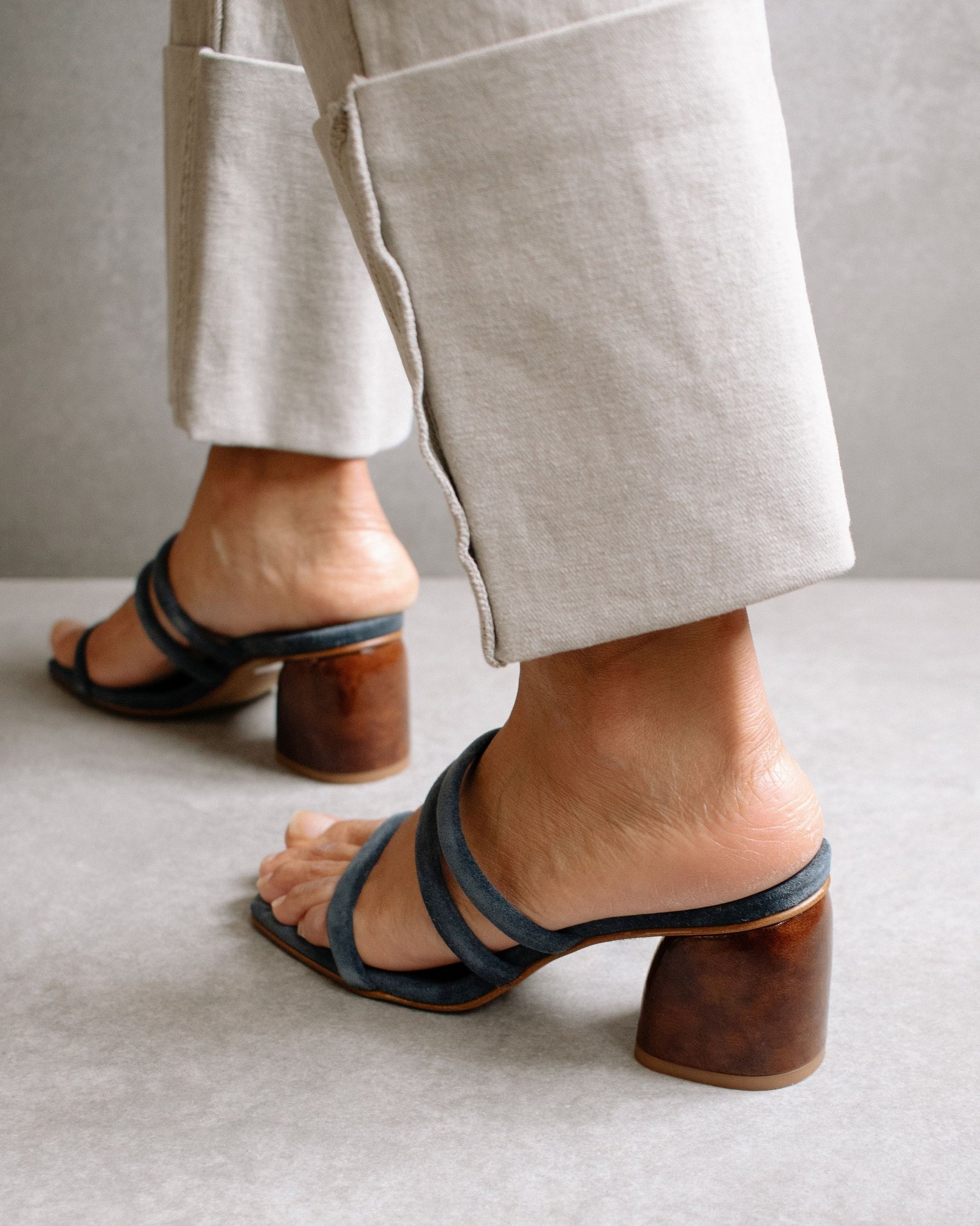 The Indiana Gray are the staple of the summer season. Defined by a minimalistic and timeless design, these suede sandals feature a curved block heel, one strap at the front and two parallel straps between the ankle and the instep, as well as a square toe for maximum flattery.