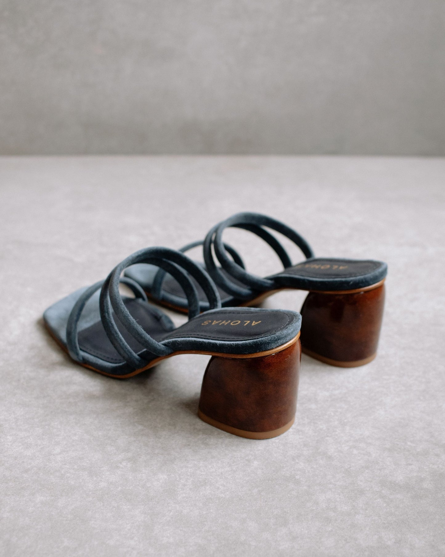 The Indiana Gray are the staple of the summer season. Defined by a minimalistic and timeless design, these suede sandals feature a curved block heel, one strap at the front and two parallel straps between the ankle and the instep, as well as a square toe for maximum flattery.