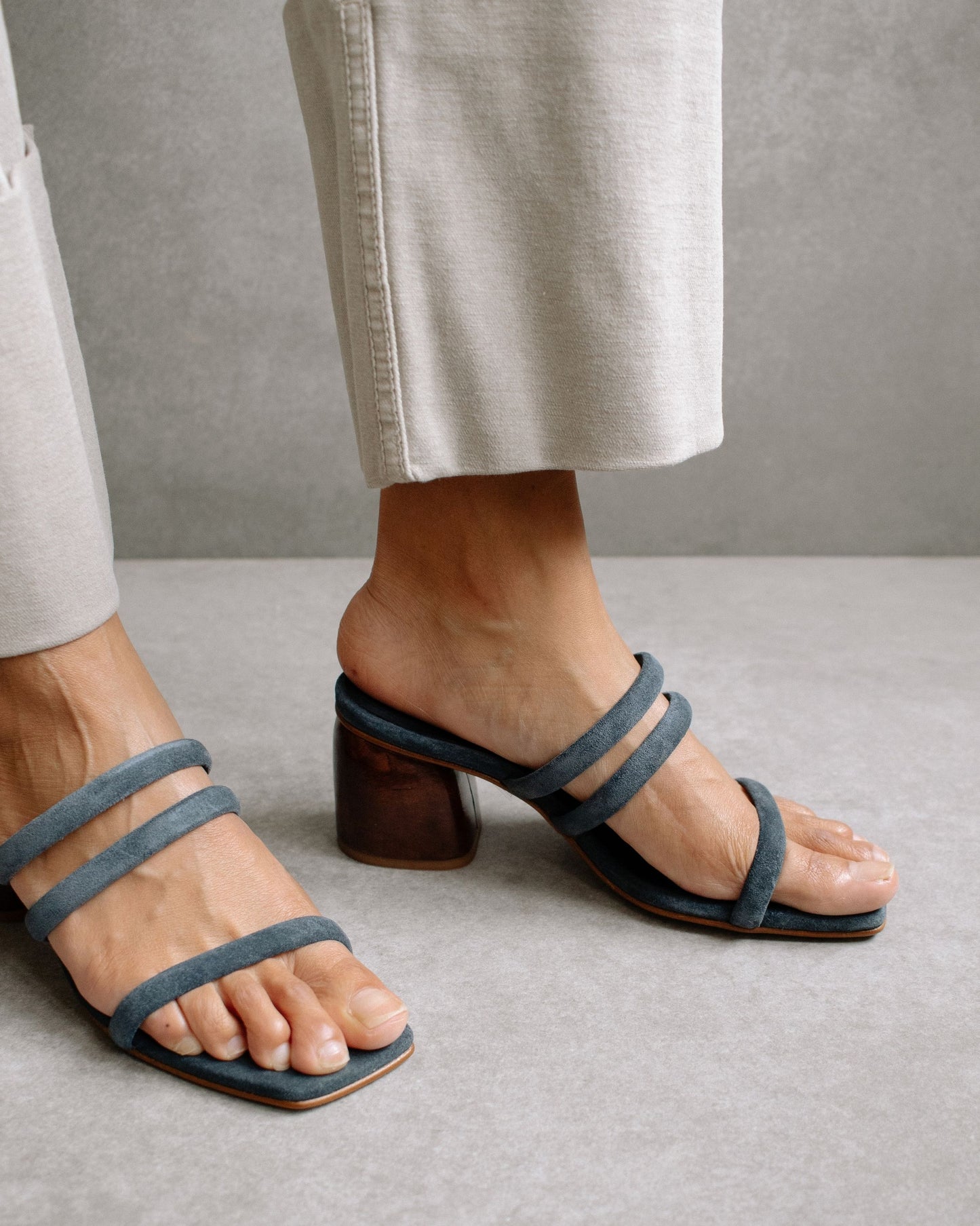 The Indiana Gray are the staple of the summer season. Defined by a minimalistic and timeless design, these suede sandals feature a curved block heel, one strap at the front and two parallel straps between the ankle and the instep, as well as a square toe for maximum flattery.