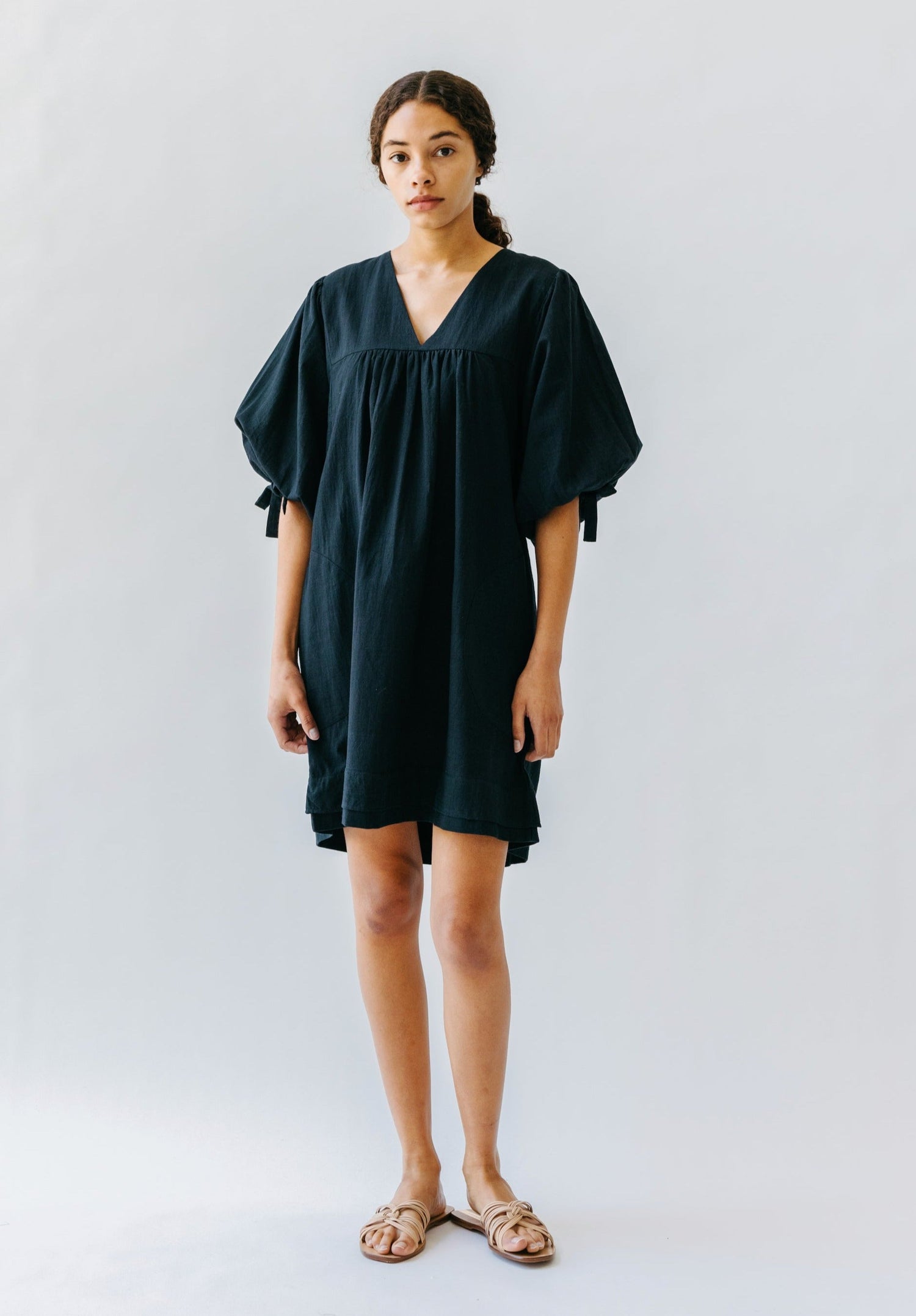 An easy, pullover style dress with a relaxed fit, made with 100% cotton that's hand loomed to give it a linen feel. Ethically made in India.