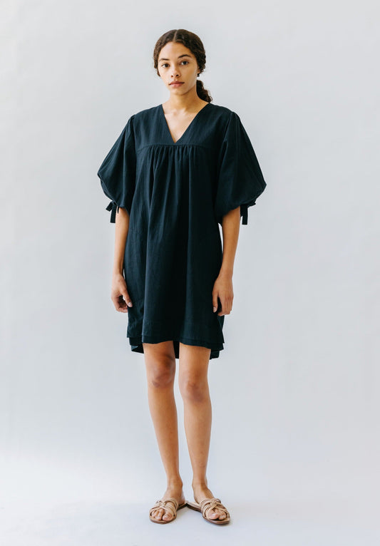 An easy, pullover style dress with a relaxed fit, made with 100% cotton that's hand loomed to give it a linen feel. Ethically made in India.