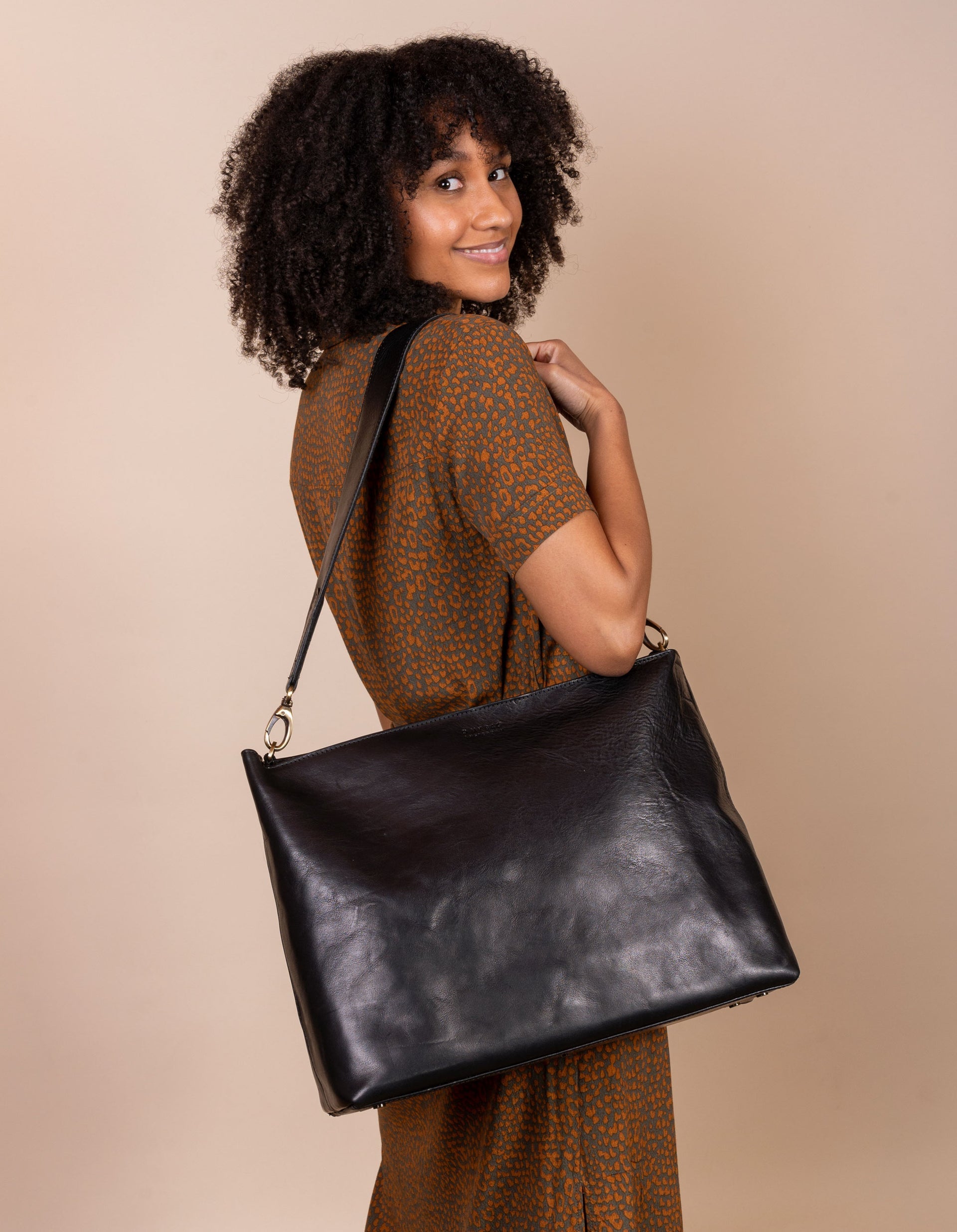 Nonchalant yet stylish, Olivia is perfect for all purposes. Bringing her to the office? With a broad top zipped opening, she fits up to a 15” laptop and all your documents. Going on a weekend trip? She keeps your belongings organized with her three separate compartments and a stable base to stay straight by your side. Made in India.