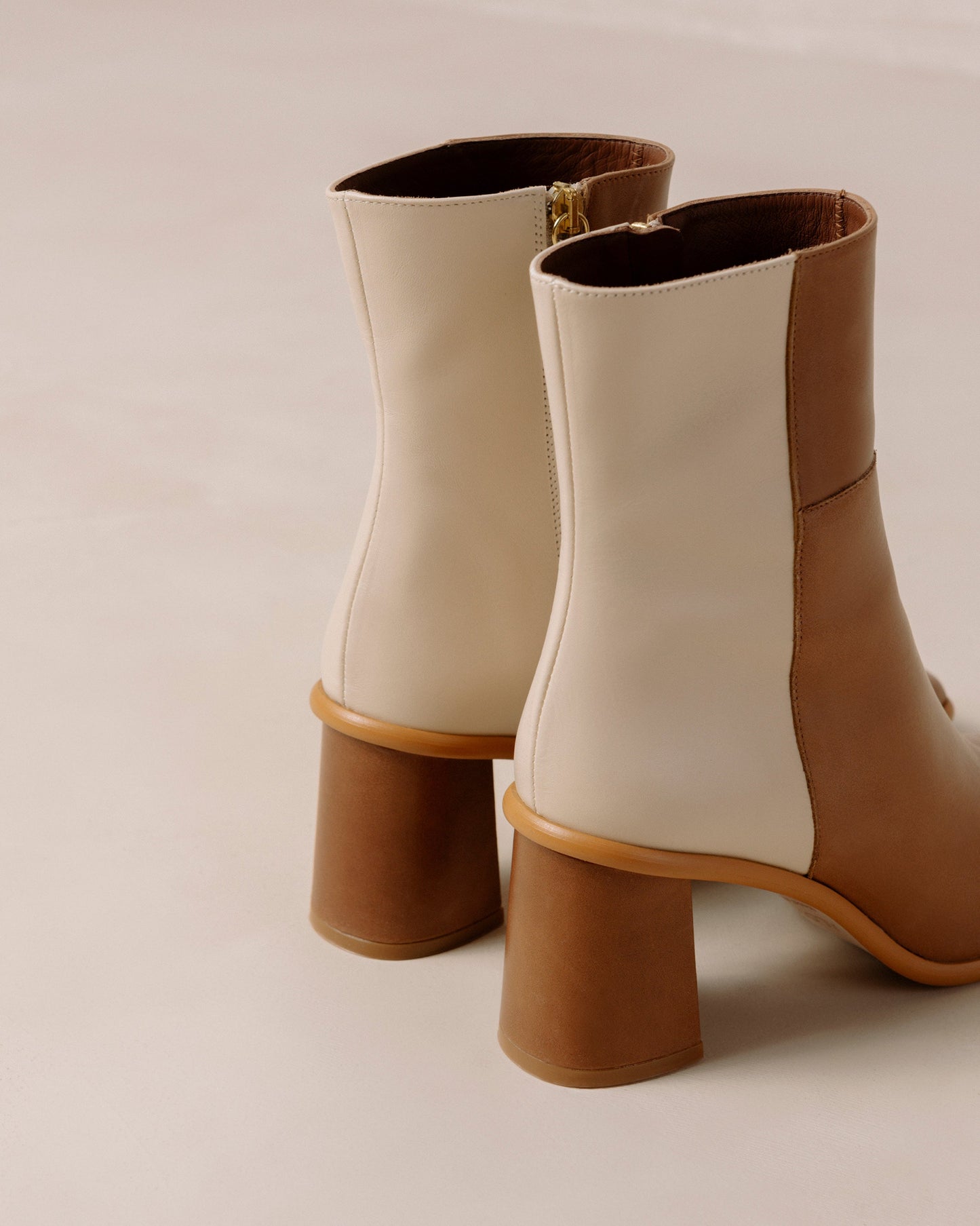 These sustainable bicolor boots with a block heel give off the ultimate 90s vibes. Sustainably made in Spain.