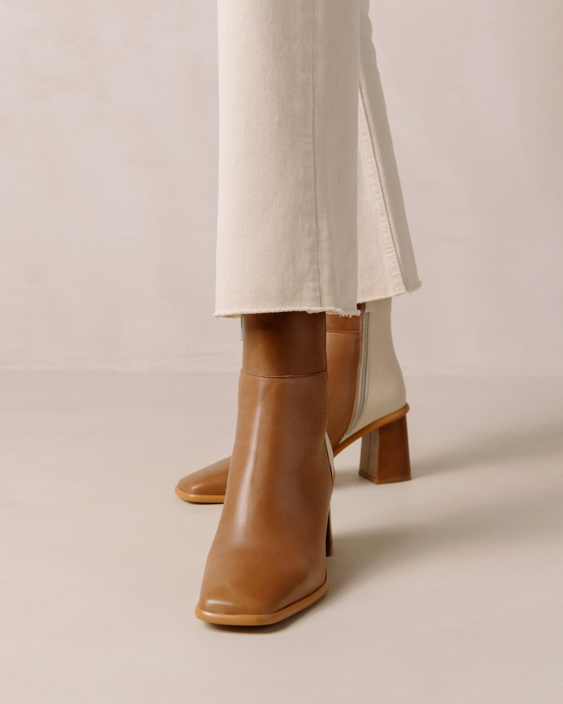 These sustainable bicolor boots with a block heel give off the ultimate 90s vibes. Sustainably made in Spain.