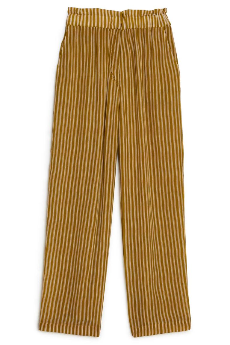 The Arlo Pants boast a striped print on a straight-leg. With an elasticized waist band & flowy fit, you can bank on maximum comfort in an elevated way.